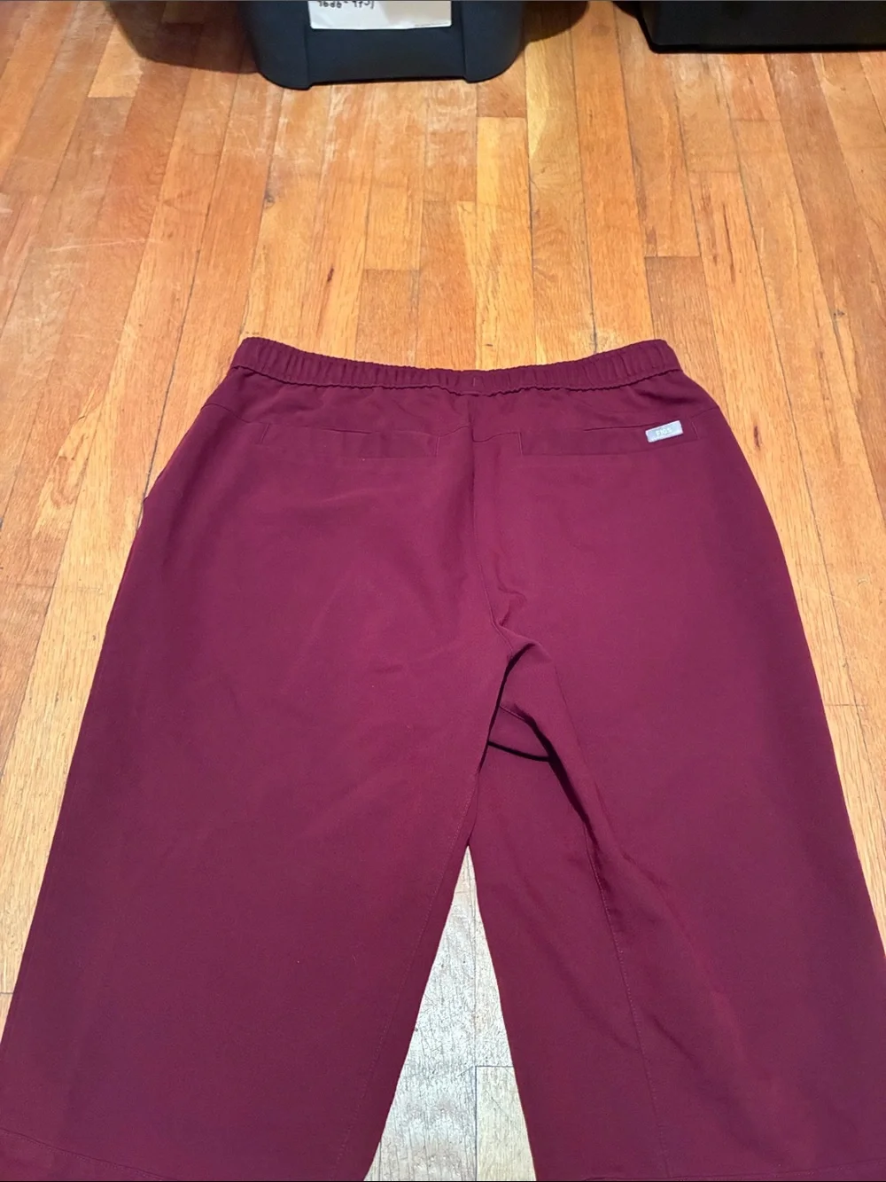 Figs Tansen Jogger Scrub Pants in Burgundy, Men’s size Large